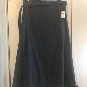 New With Tag - GAP dark denim wrap skirt (Large)